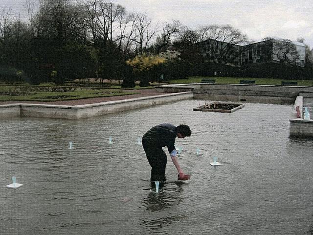 installation des pluviomètres sur le bassin du jardin botanique avril 2004