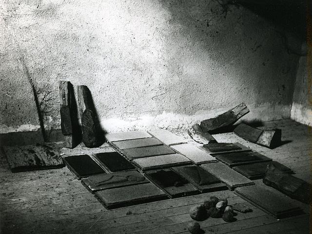 Installation des papiétages sur buches et briques, grenier de la maison de Teillablon Creuse. Juillet 1985